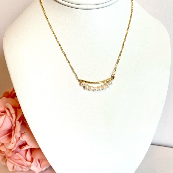 Elegant Pearl Necklace - Picture 3 of 8